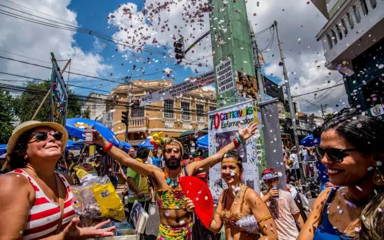 Folia momesca: Amazonas Energia orienta sobre enfeites em blocos de carnaval 