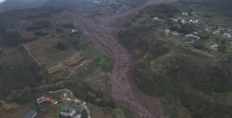 Deslizamento de Terra na China Provoca Busca Urgente por Sobreviventes