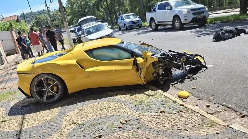 Ferrari de R$ 3,2 Milhões se Envolve em Acidente e Viraliza na Web