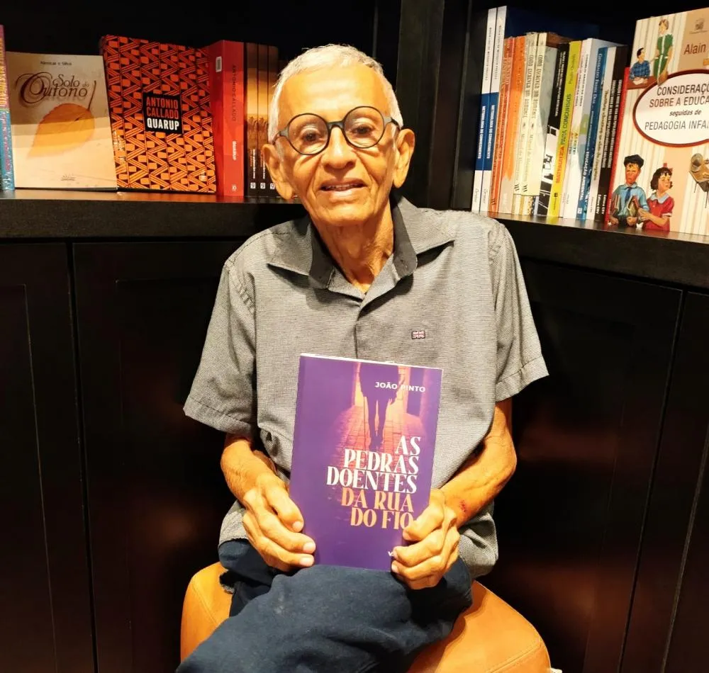 João Pinto Lança Romance que Explora Memória e Alzheimer em Manaus