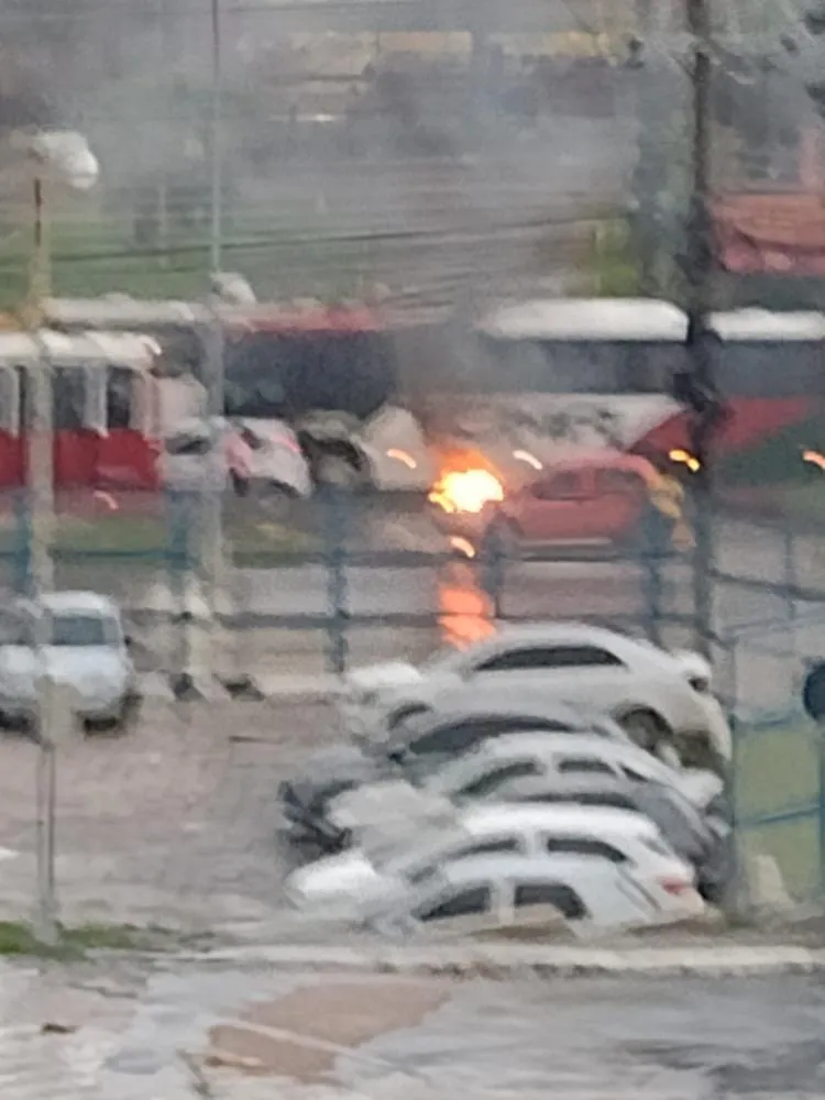 Carro pega fogo na Avenida Torquato Tapajós, em Manaus