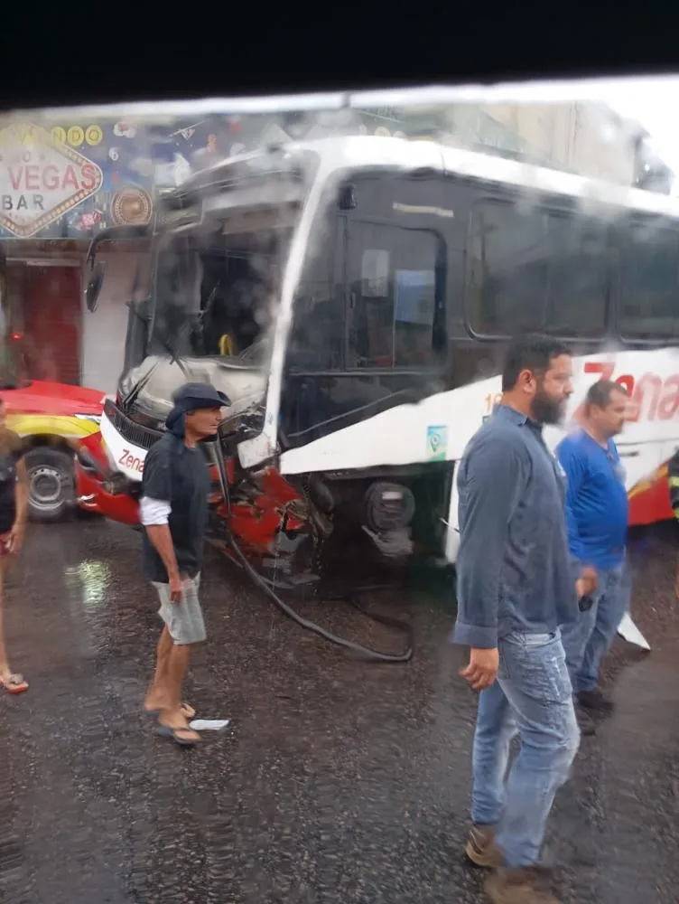 Veículos se envolvem em acidente no “Ladeirão” do Santa Inês, em Manaus