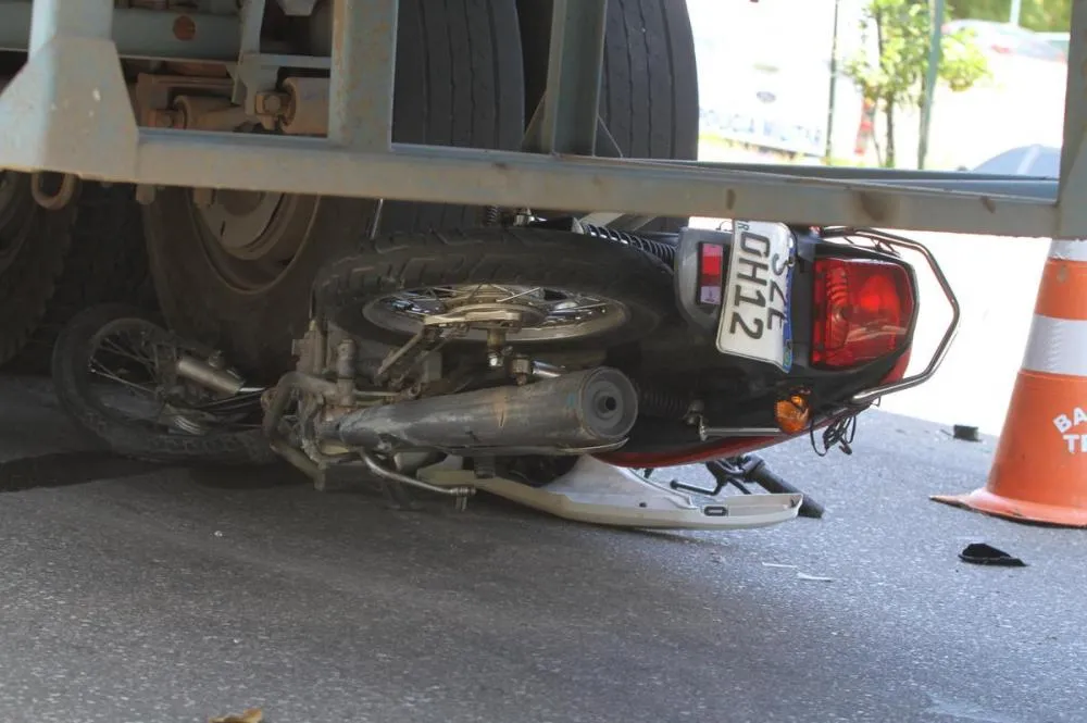 Passageiro Morre em Acidente com Carreta Após Ultrapassagem Perigosa na Zona Leste de Manaus