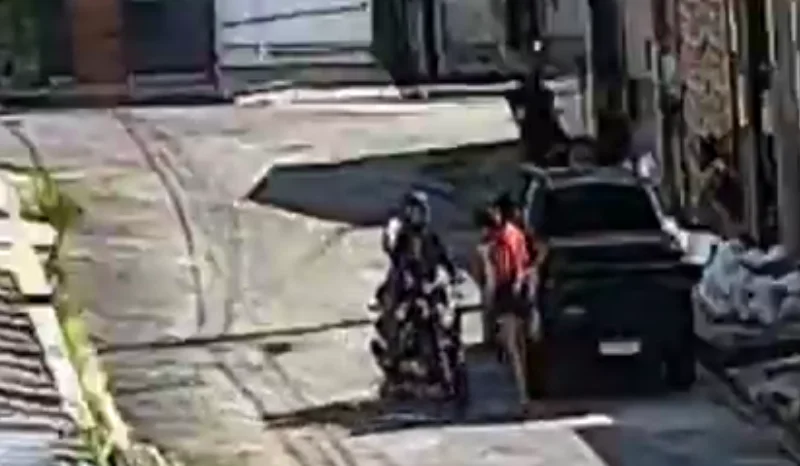 Assalto na Zona Norte de Manaus: Dupla Criminosa Aborda Mulher em Plena Luz do Dia e Ação é Registrada em Vídeo
