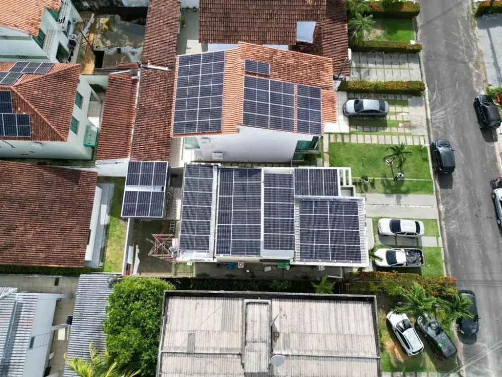 Energia solar se consolida como alternativa econômica e sustentável em meio aos desafios energéticos no Brasil