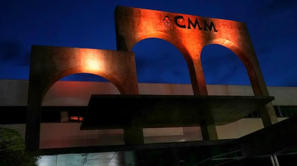 Câmara Municipal de Manaus tem fachada iluminada em apoio ao 'Maio Laranja