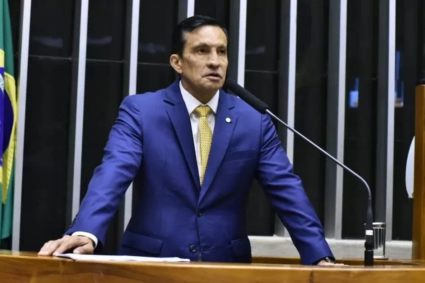 Sidney Leite assina pedido de criação de CPI de crimes cibernéticos