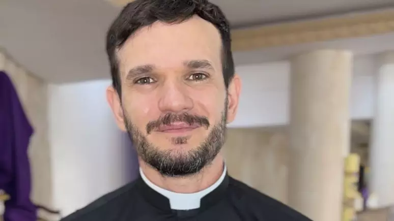 Padre Patrick viraliza ao criticar bebês reborn: “Parecem o capiroto”