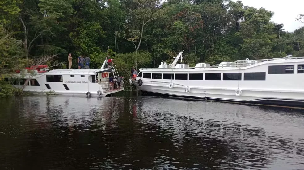 Lancha expresso colide contra barranco no interior do Amazonas; passageiros relatam pânico