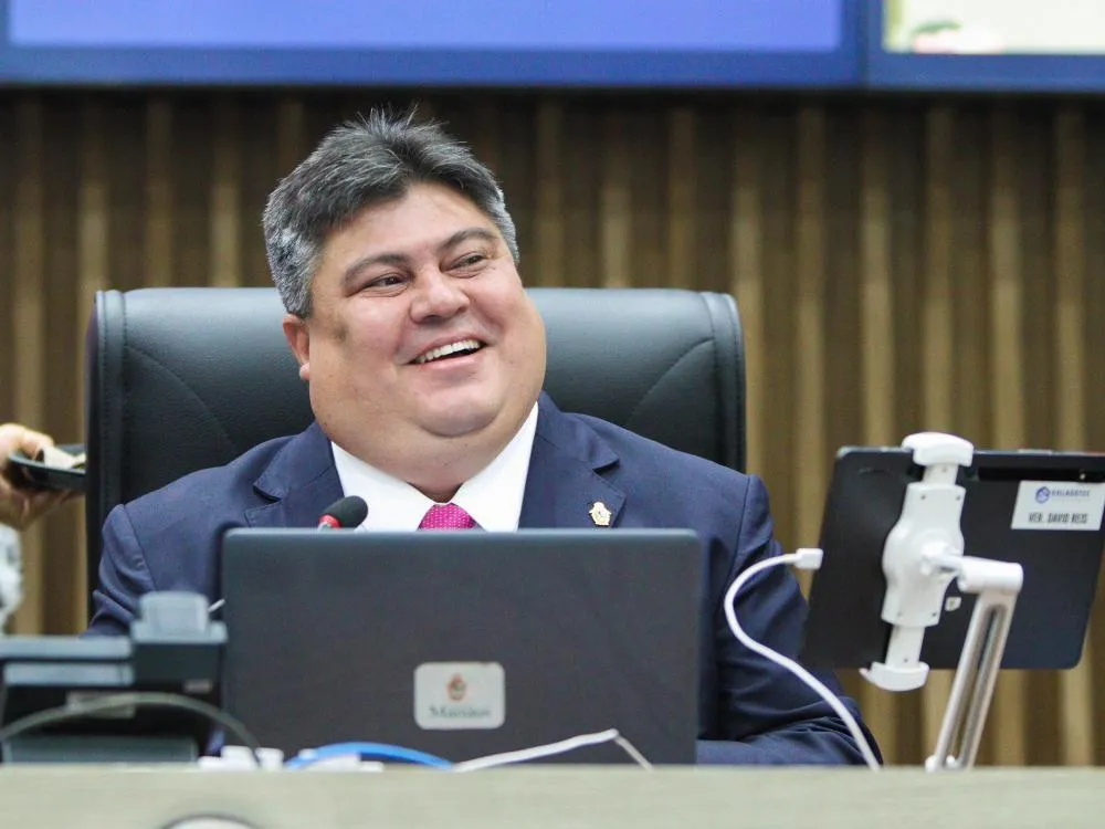 Presidente David Reis anuncia antecipação da primeira parcela do 13º salário dos servidores da CMM