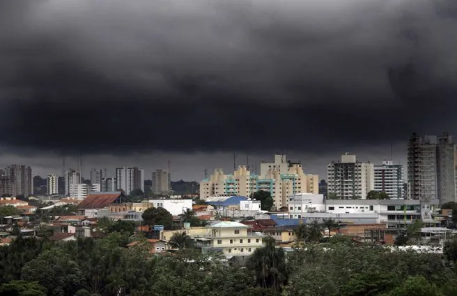 Manaus tem domingo chuvoso e alerta de perigo potencial de tempestades, diz INMET