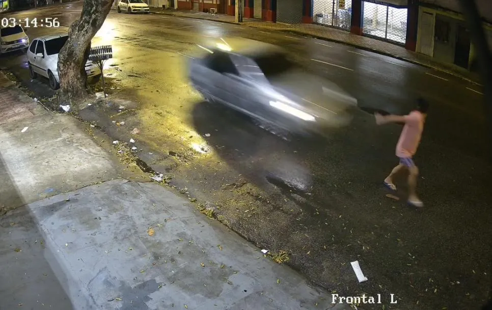 Homem morre após ser atropelado por carro em fuga no Centro de ManausHomem morre após ser atropelado por carro em fuga no Centro de Manaus