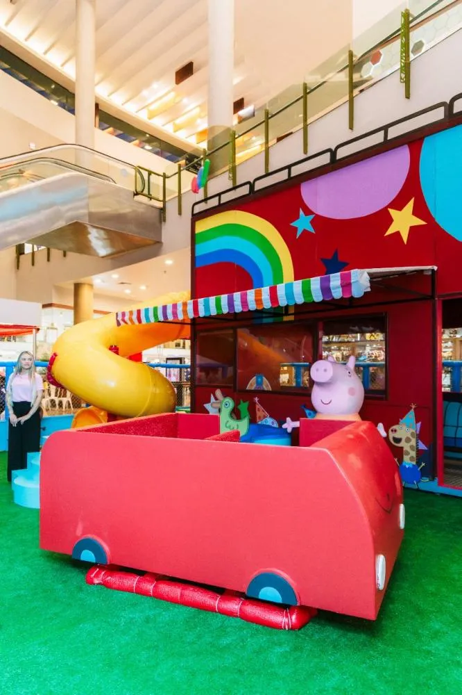 Peppa Pig faz a festa no Manauara Shopping com parque temático cheio de diversão