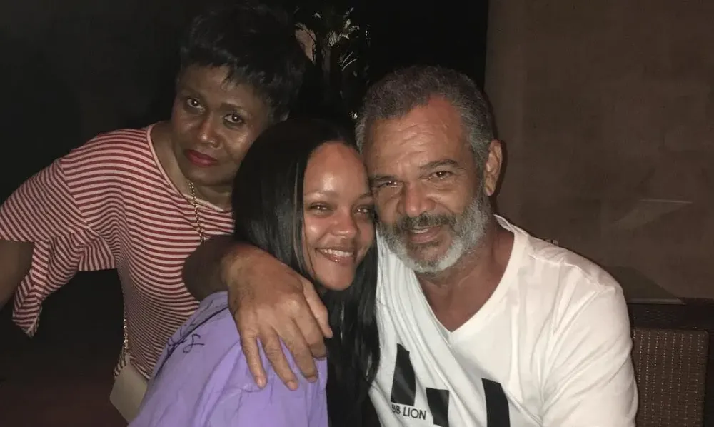 Pai de Rihanna, Ronald Fenty, Morre Aos 70 Anos; Artista Presta Homenagem Em Rede Social