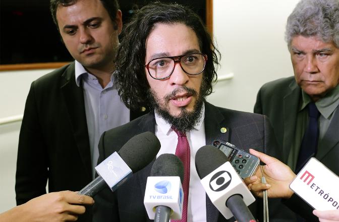 Jean Wyllys Enfrenta Críticas por Pedir Censura a Veículos que Denunciaram Visita da 