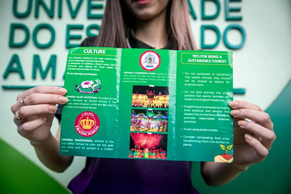 Em Manacapuru, estudante da UEA elabora infográfico com práticas essenciais de cultura e sustentabilidade para turistas estrangeiros
