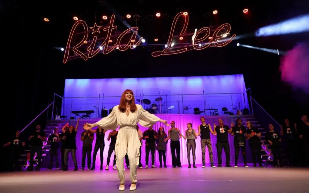 Mel Lisboa estreia peça “Rita Lee — Uma Autobiografia Musical” com presença de celebridades no Rio de Janeiro