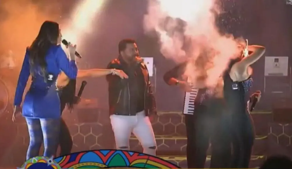 Cabelo de backing vocal da Limão com Mel pega fogo durante show em Pernambuco