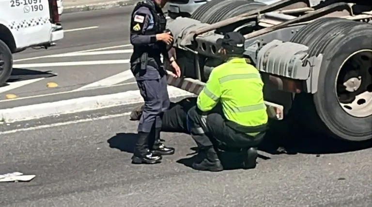 Mulher fica ferida após ser atropelada por caminhão na Avenida Cosme Ferreira