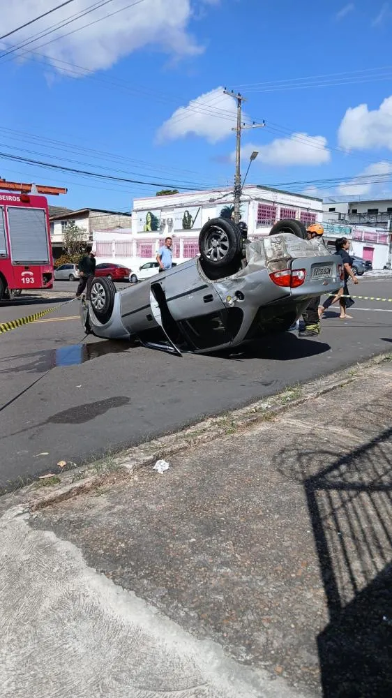 Carro capota após colisão violenta em cruzamento de Manaus