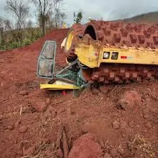 Rolo compactador tomba em mina da AVG Mineração e operador fica ferido