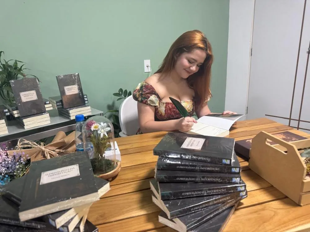 Aos 17 anos, escritora Victória Barbosa lança seu primeiro livro em Manaus