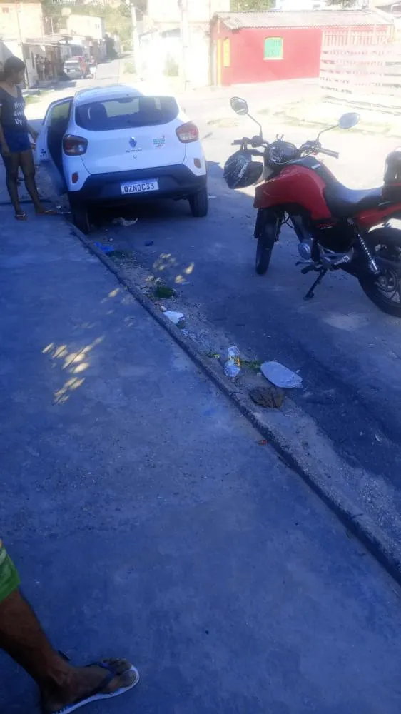 Suposto motorista de aplicativo abandona carro no bairro Jorge Teixeira, zona leste