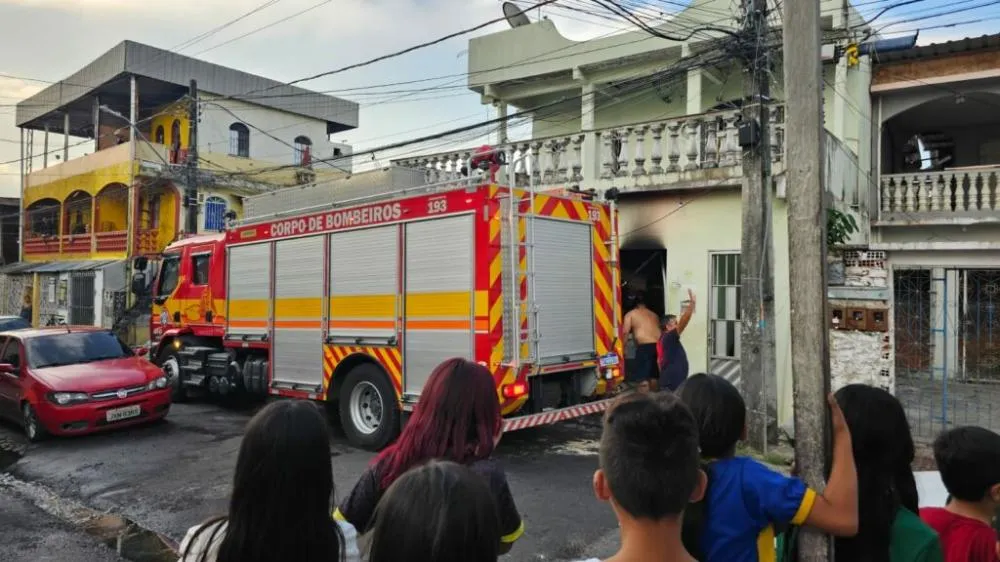 Casa pega fogo na zona sul de Manaus; moradores controlam chamas antes da chegada dos bombeiros