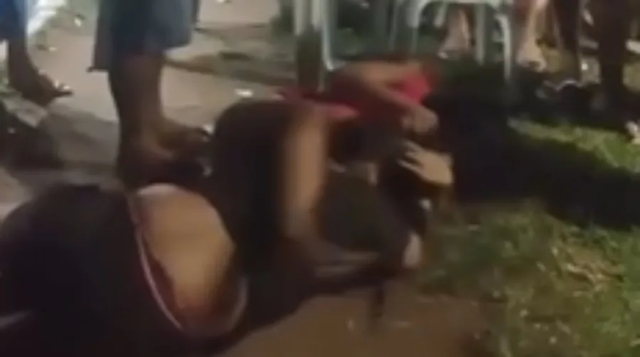 Briga entre duas mulheres em Manacapuru viraliza enquanto público filma e ri
