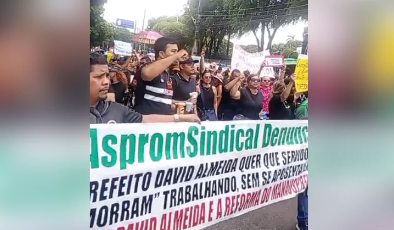 Professores bloqueiam avenida Brasil em Manaus durante paralisação contra reforma da Previdência municipal