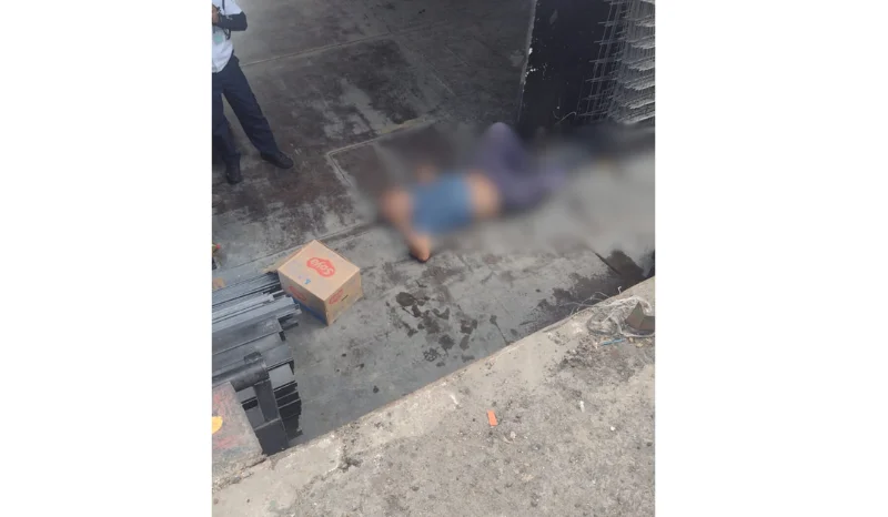 Trabalhador cai ao embarcar mercadoria em embarcação no porto de Manaus