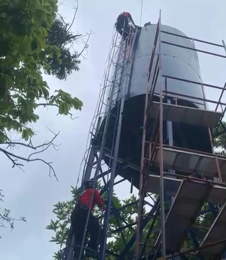 Bombeiros Salvam Dois Homens Presos no Alto de Caixa D'Água em Manaus