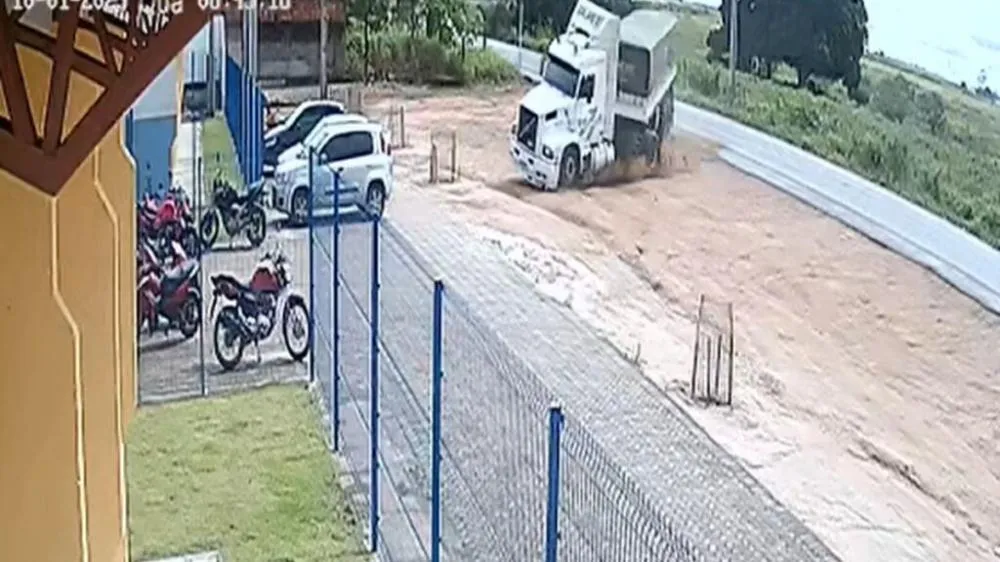 Carreta desgovernada bate em escola no Paraná e imagens impressionam; ninguém fica ferido