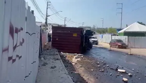 Carreta tomba e congestionamento trava Avenida Autaz Mirim em Manaus durante o horário de pico