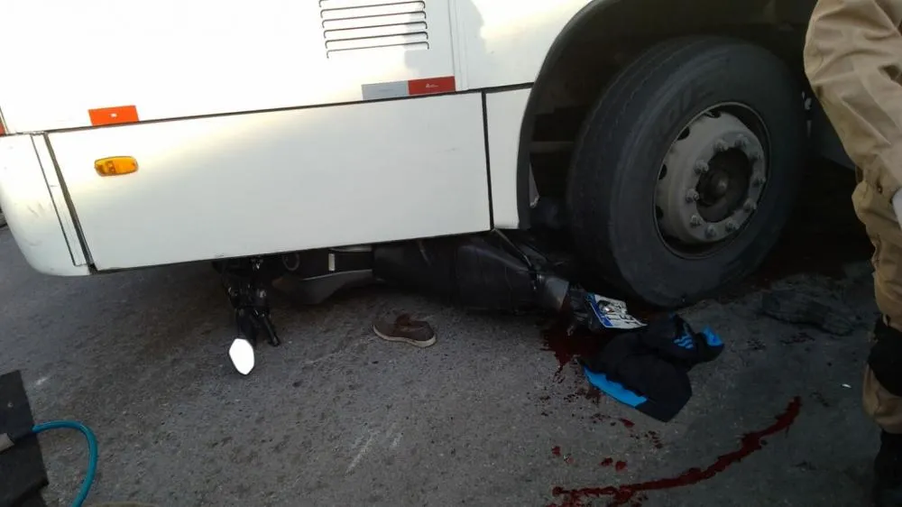 Motociclista e passageiro têm pernas esmagadas por ônibus após colisão na Zona Centro-Sul de Manaus