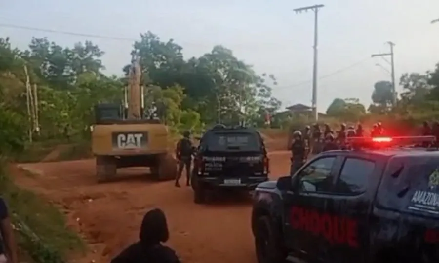 Operação da Polícia Civil desmonta invasão em área verde do Tarumã com uso de retroescavadeira