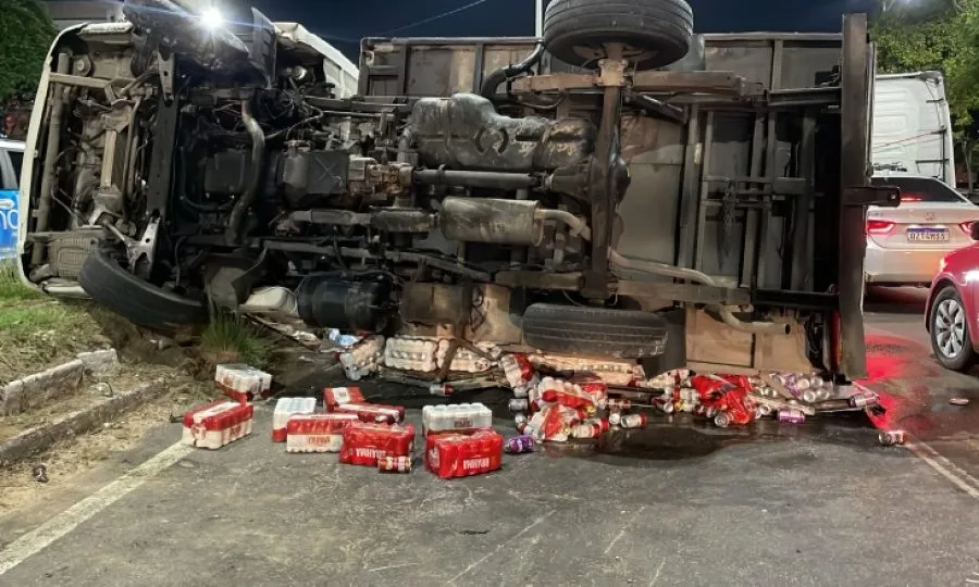 Caminhão carregado de cerveja perde freio, bate em poste e tomba na Zona Leste de Manaus