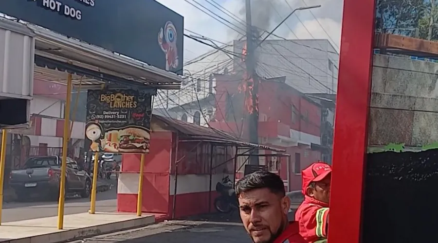 Poste pega fogo em frente a escola de samba na zona leste de Manaus