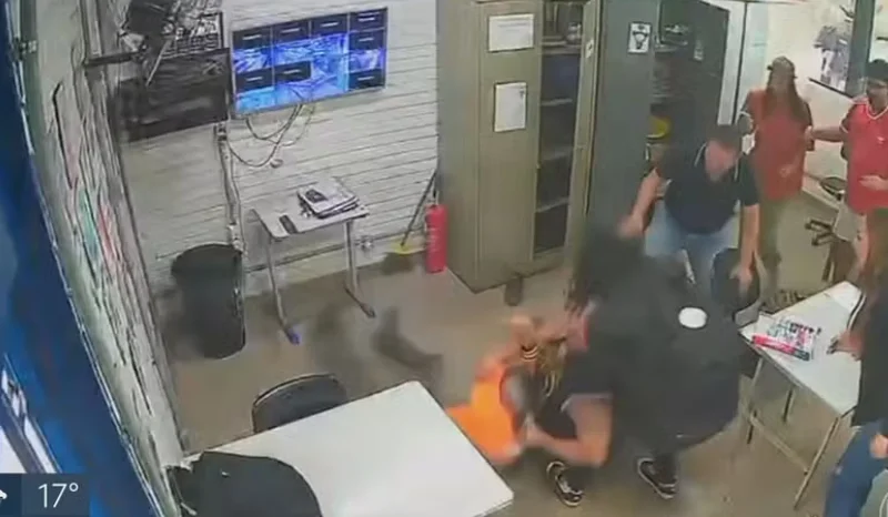 Pai agride professor com nove socos após repreensão à filha por uso de celular em sala de aula
