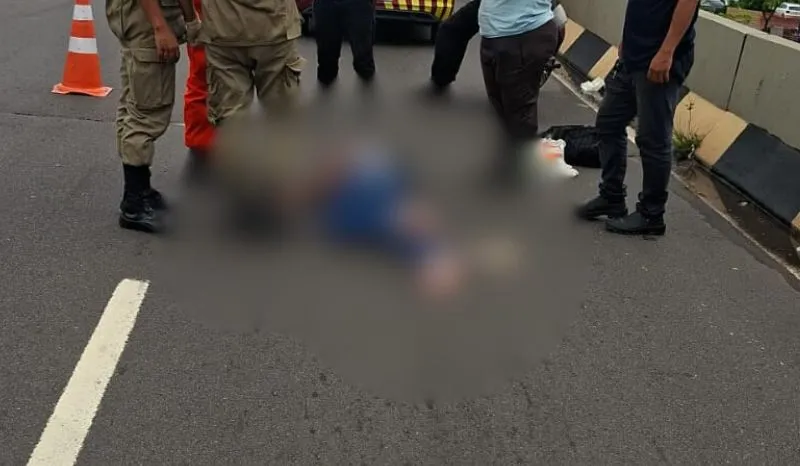 Mulher passa mal e cai da garupa de moto na avenida Mário Ypiranga, em Manaus