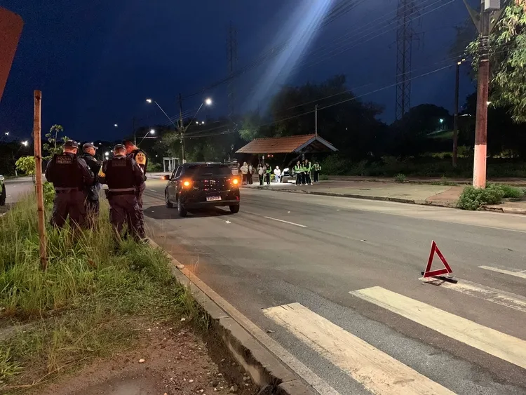 Carro Atropela Dois Estudantes em Avenida do Distrito Industrial em Manaus