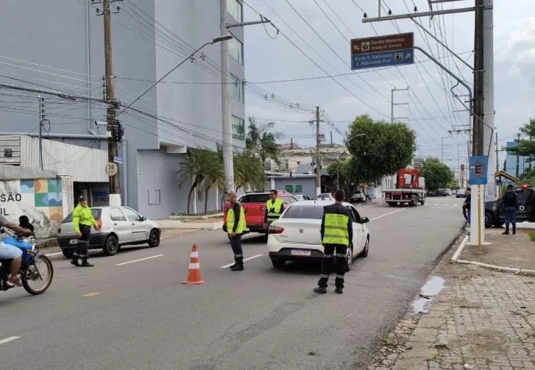 Fiscalização reforçada retira veículo irregular e aplica sete multas em Manaus