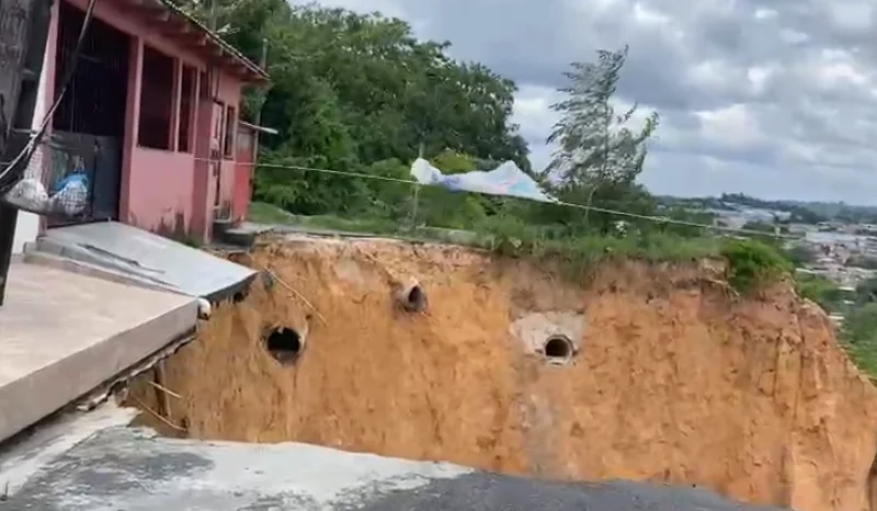 Chuva aumenta cratera e deixa famílias em alerta na zona norte de Manaus